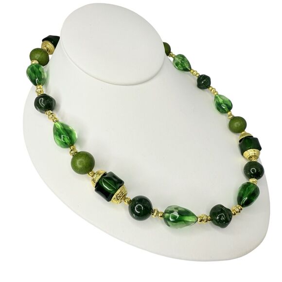 Vintage Green Glass Beaded Necklace 30" Gold Tone Lucite Classic - Picture 3 of 11